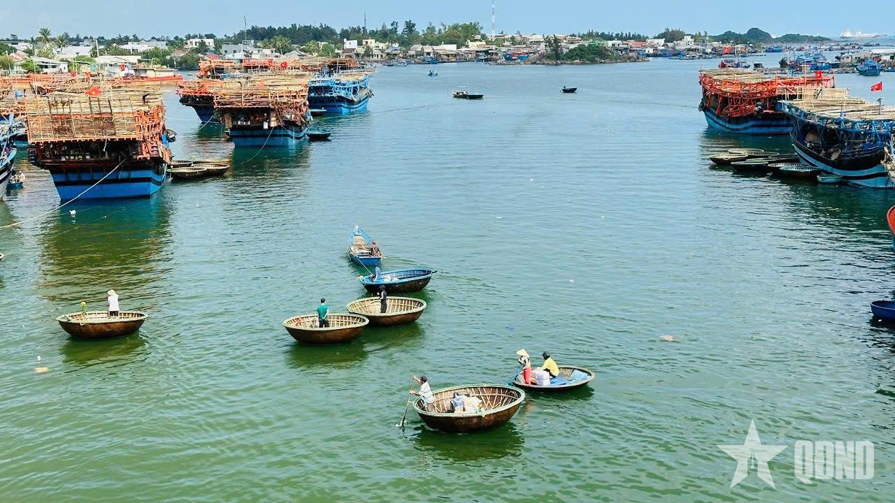 Hỗ trợ tàu câu mực gặp sự cố tránh trú bão an toàn tại Trường Sa